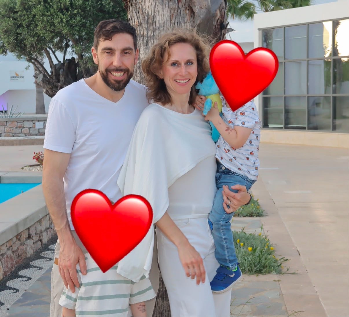Angela und Mirko mit Familie, die Kinder sind mit Herzen anonymisiert